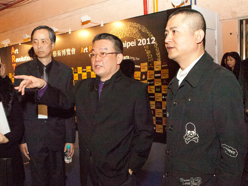 右起:亞洲畫壇天王曾梵志先生,藝術總監李善單教授